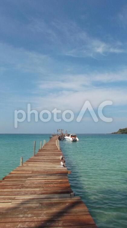 クッド島（タイの秘境）の美しい海岸から船着場を臨む クッド島,外国,海外の写真素材