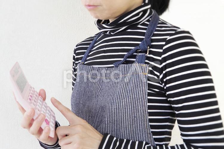 計算する女性 計算機,電卓,女性の写真素材
