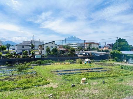 御殿場線の車窓から富士山と御殿場市の田園 御殿場線の車窓から富士山と御殿場市の田園 jr御殿場線,富士山,車窓風景の写真素材