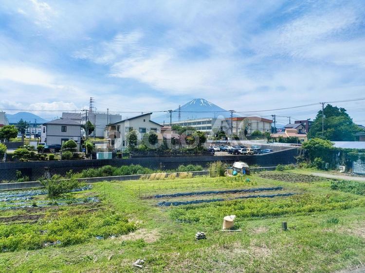 御殿場線の車窓から富士山と御殿場市の田園 jr御殿場線,富士山,車窓風景の写真素材