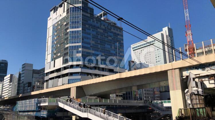 渋谷駅周辺の工事現場 歩道橋,重機,工事中の写真素材