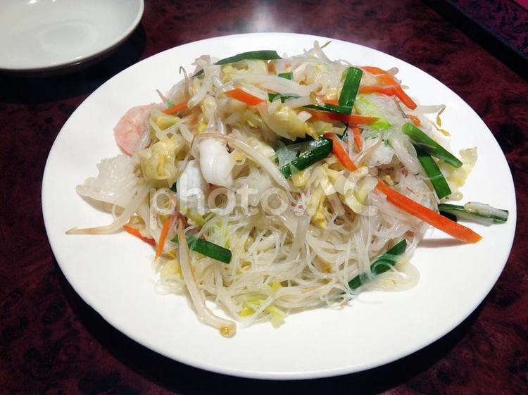 シーフードの焼きビーフン ビーフン,イカ,エビの写真素材