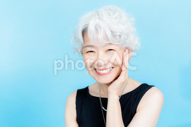 シニア女性のビューティーイメージ シニア,笑顔,グレイヘアの写真素材