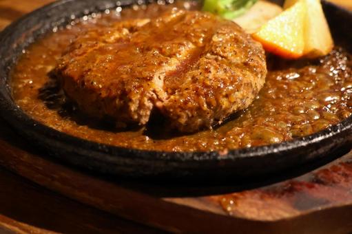 池袋のハンバーグ店の鉄板ハンバーグ ハンバーグ,鉄板,出来立ての写真素材