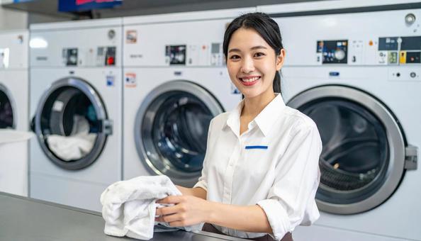 クリーニング店の日本人女性スタッフ クリーニング店の日本人女性スタッフの写真