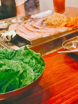 韓国料理のサムギョプサル 韓国料理のサムギョプサルの写真
