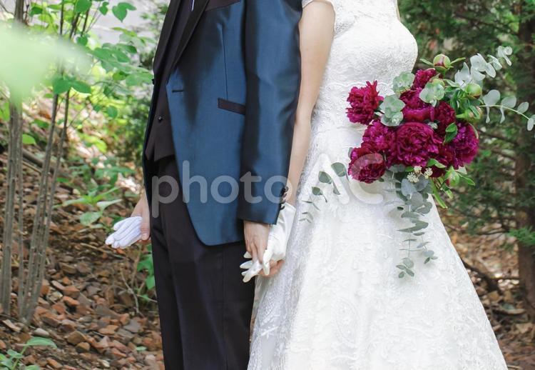 手を繋ぐ　新郎新婦 wedding,結婚式,新郎の写真素材