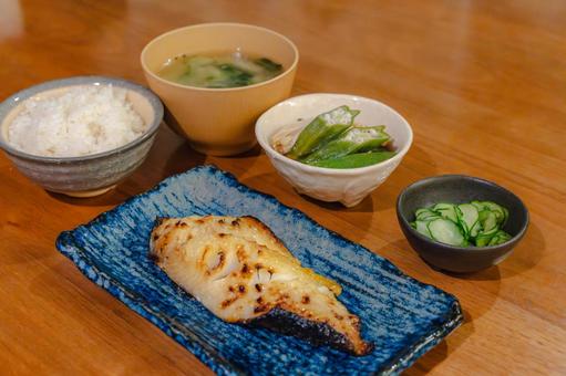 焼き魚と味噌汁 ご飯 小鉢が並ぶ和食 焼き魚と味噌汁 ご飯 小鉢が並ぶ和食 夕食,和食,焼き魚の写真素材