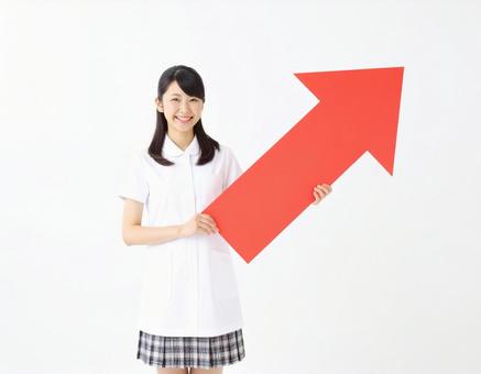 上向き矢印のオブジェを持った女性 上向き矢印のオブジェを持った女性の写真