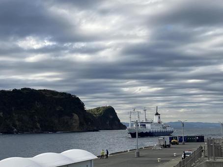 大島の船着場に接岸中のフェリー 大島,船着場,フェリーの写真素材