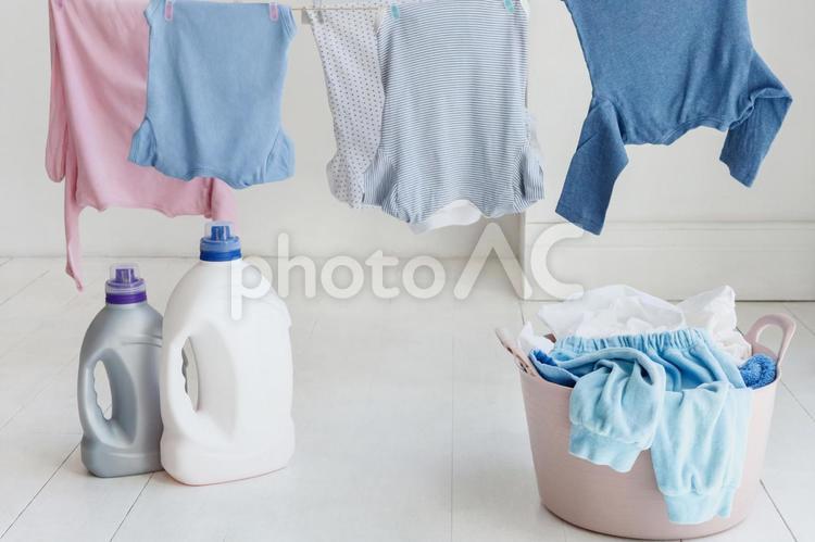 洗濯物とベビー服と洗剤 洗濯物,水色,ベビー服の写真素材