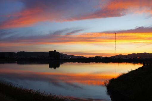 ９月下旬の高松市野田池からの朝焼け 朝焼け,マジックアワー,早朝の写真素材