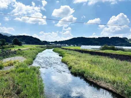 のどかな田舎の風景(川と田んぼと青空) のどかな田舎の風景(川と田んぼと青空) 日本の田舎,夏,川の写真素材