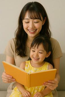 絵本を読んでる親子 絵本を読んでる親子の写真