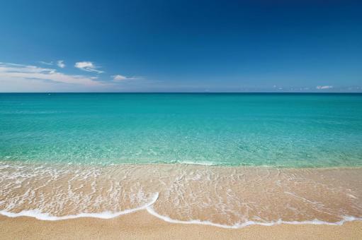 夏の青空とエメラルドグリーンの海 夏の青空とエメラルドグリーンの海の写真