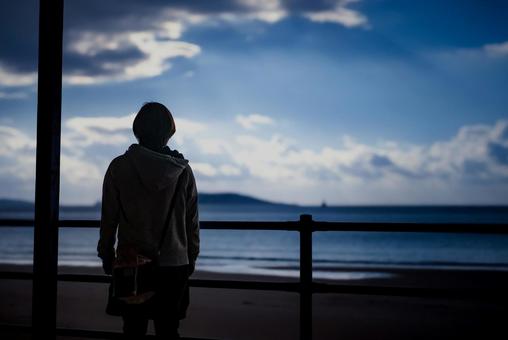 <素材>夕暮れの海を見つめる女性の後ろ姿 <素材>夕暮れの海を見つめる女性の後ろ姿 女性,海,空の写真素材