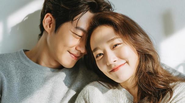 寄り添って微笑みあう恋人の写真