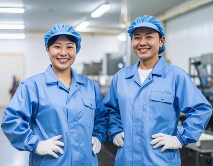 食品工場で制服姿で笑顔の男女の作業員 食品工場で制服姿で笑顔の男女の作業員の写真