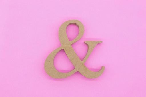 ピンク背景に木製「＆」の文字 &,記号,文字の写真素材