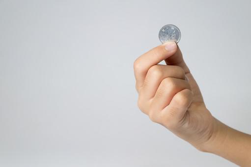 1円の価値、未来を掴む子供の手 1円玉,硬貨,日本の写真素材