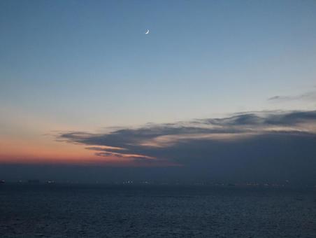 空と海と三日月 空と海と三日月の写真
