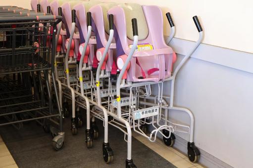 スーパーのカート置き場(子供乗せカート) スーパーのカート置き場(子供乗せカート) ショッピングカート,スーパー,カートの写真素材