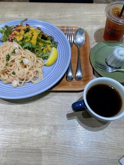パスタ パスタ パスタ,サラダ,コーヒーの写真素材