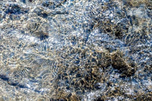 島根・松江美保関の惣津海岸の輝く水面 島根・松江美保関の惣津海岸の輝く水面の写真