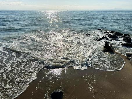 キラキラ輝く海と波打ち際 キラキラ輝く海と波打ち際 海,光,キラキラの写真素材