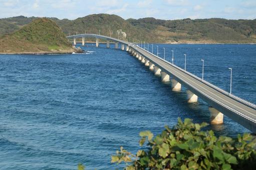 角島大橋とコバルトブルーの海 角島大橋とコバルトブルーの海の写真