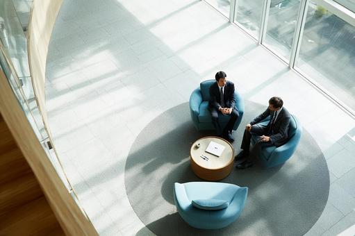 快適なオフィス環境での企業間連携の写真