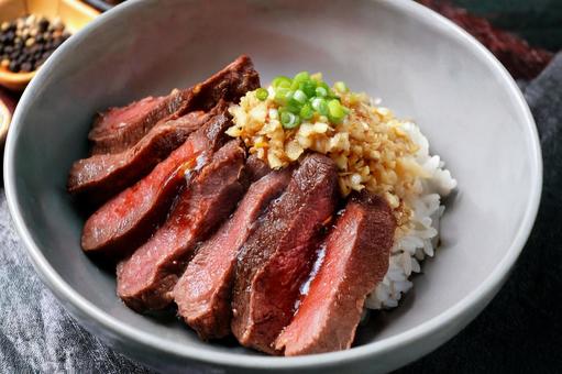 ニンニクたっぷりステーキ丼 ニンニクたっぷりステーキ丼の写真