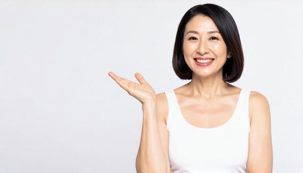 化粧品を勧めるミドルの女性 化粧品を勧めるミドルの女性の写真