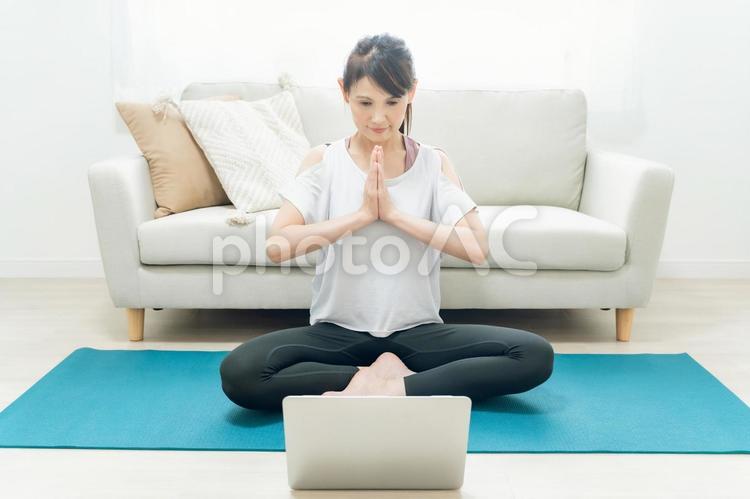 PCでオンラインヨガをする中高年女性 オンラインヨガ,パソコン,インターネットの写真素材