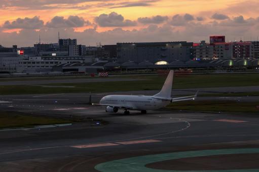 秋の光と飛行機のシルエット 飛行機,航空機,旅客機の写真素材