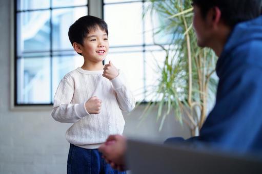 楽しそうに話す男の子 楽しそうに話す男の子 親子,男の子,小学生の写真素材