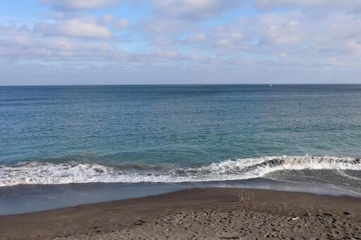 砂浜と波の打ち寄せる波打ち際と海と空 砂浜,波,打ち寄せるの写真素材