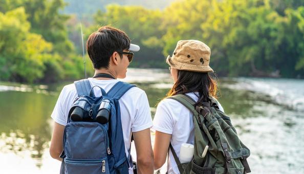 釣りをするサングラスのカップル 釣りをするサングラスのカップルの写真
