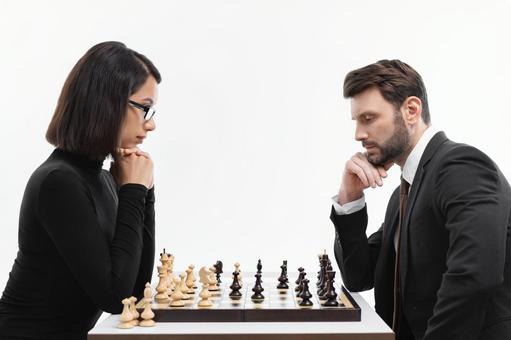 チェスをするスーツの男性とメガネの女(白背景) チェスをするスーツの男性とメガネの女(白背景) チェス,男女,男性の写真素材