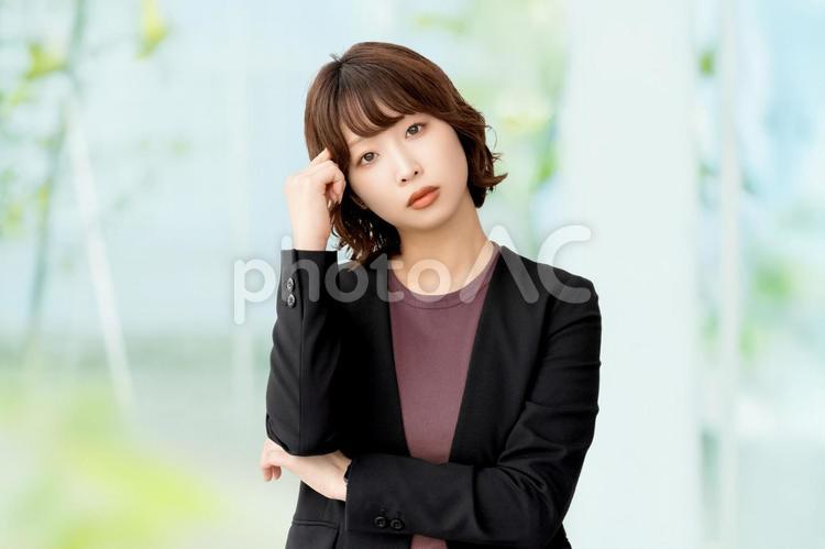 考えごとをする女性・ビジネスウーマン 女性,考える,悩むの写真素材