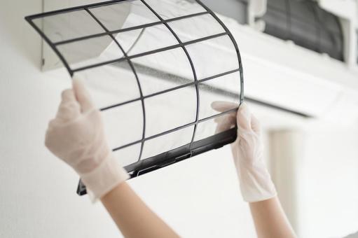 Woman cleaning the air conditioner filter, klimatyzacja, filtr, czyszczenie, JPG