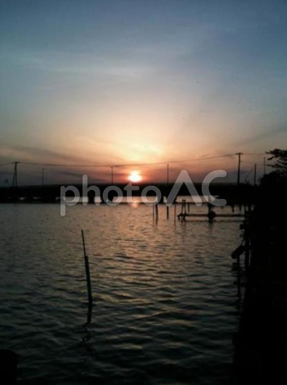 湖の夕暮れ01 空,夕焼け,夕暮れの写真素材
