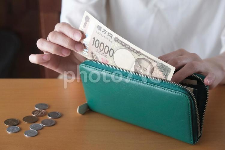 財布から1万円札を取り出す手元 財布,お金,現金の写真素材