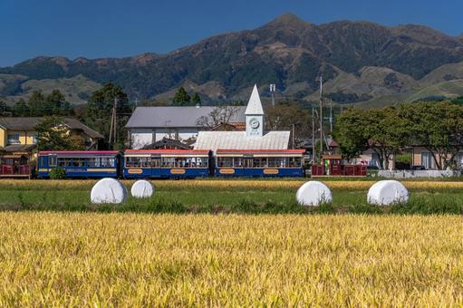 秋の白川駅とトロッコ列車 秋の白川駅とトロッコ列車の写真