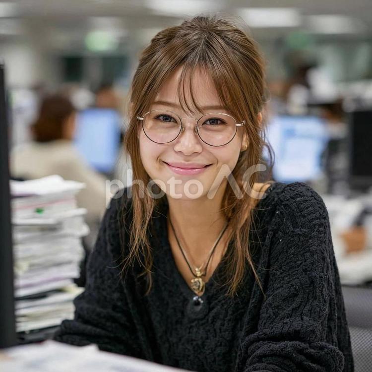 オフィスで働いているメガネの女性 スーツ,オフィス,20代の写真素材