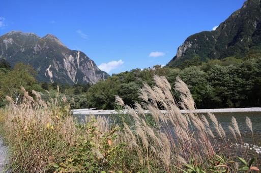 青空とススキと梓川の写真