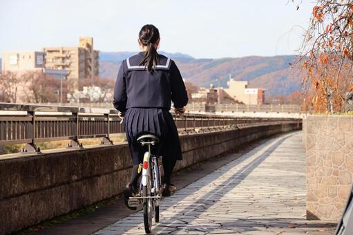 川沿いを通って 秋,紅葉,自転車の写真素材