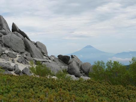 薬師ヶ岳越しの富士山 富士山,鳳凰三山,オベリスクの写真素材