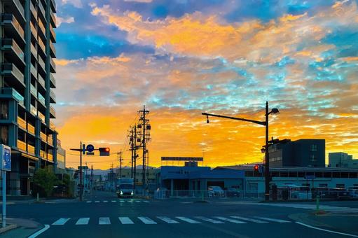 長野市県庁通りの夜明け。中御所交差点 長野市,朝焼け,国道117号の写真素材