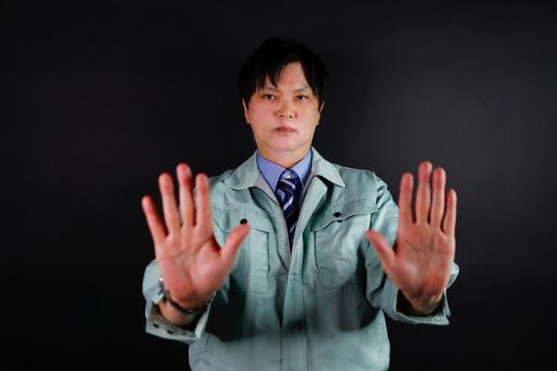 停止を示す男性労働者 停止を示す男性労働者の写真